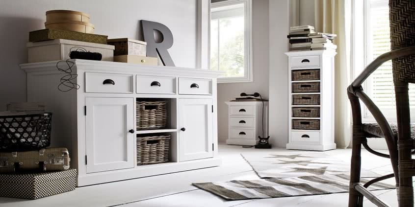 Salon prowansalski, bielone meble, biała komoda