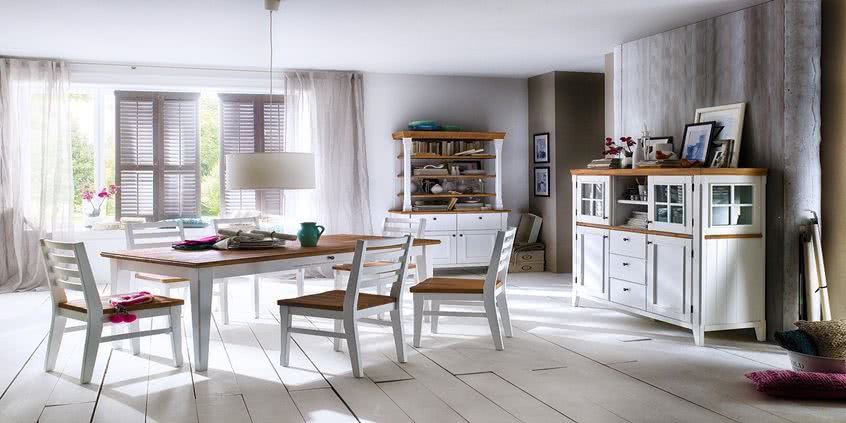 Aranżacja salonu z aneksem i świetnej jakości stół do jadalni