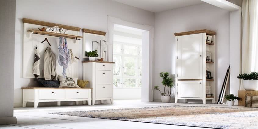 Jasny przedpokój, drewniany wieszak i eleganckie szafy