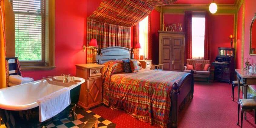 Meble do sypialni w aranżacji indyjskiej