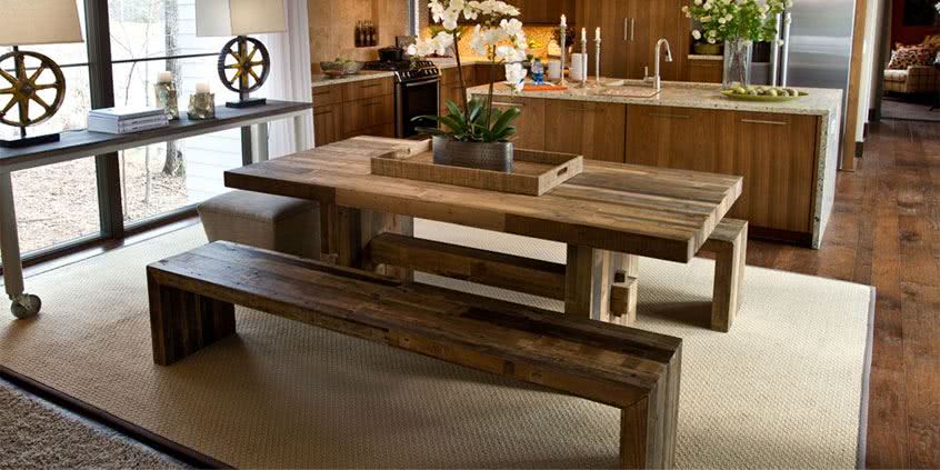 Drewniane ławki nie tylko do ogrodu. Sprawdź, jak komponują się przy kuchennym stole