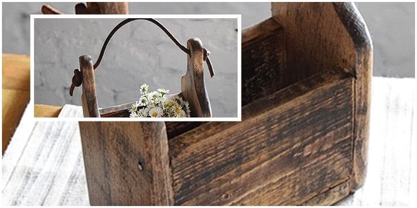 Drewniana skrzyneczka nosidełko