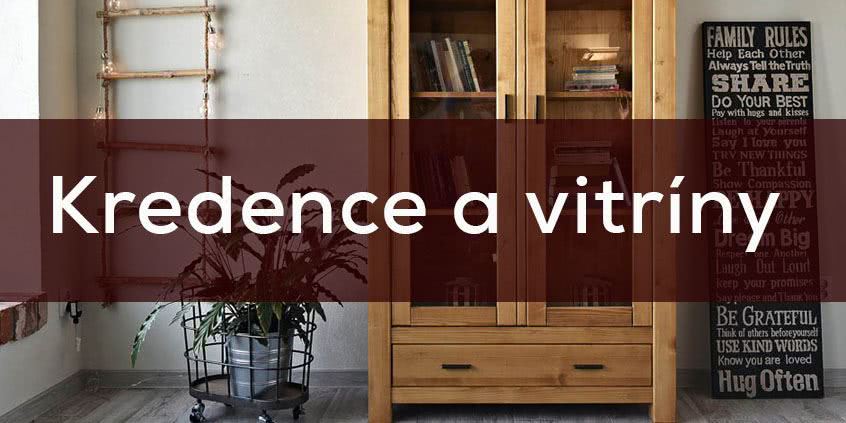 Dřevěné vitríny a kredence v jídelně