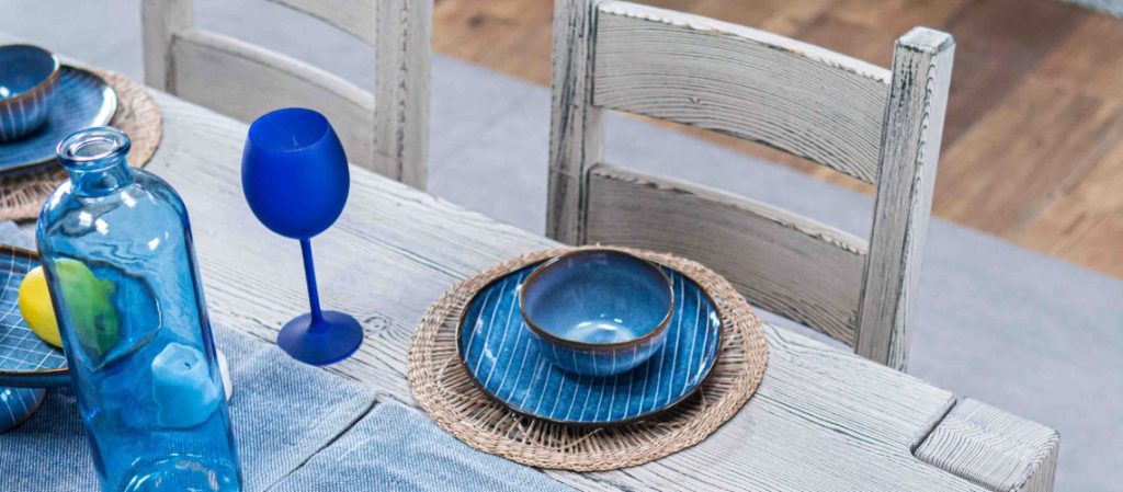 Kolor granatowy we wnętrzach – z czym i jak łączyć granat?