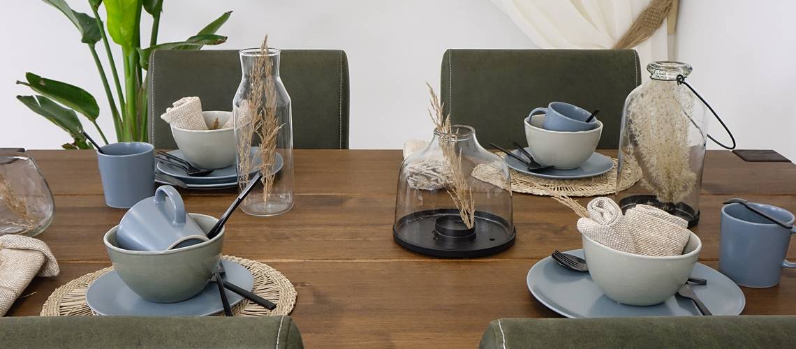 Co postawić na stole w salonie? Pomysły na dekoracje